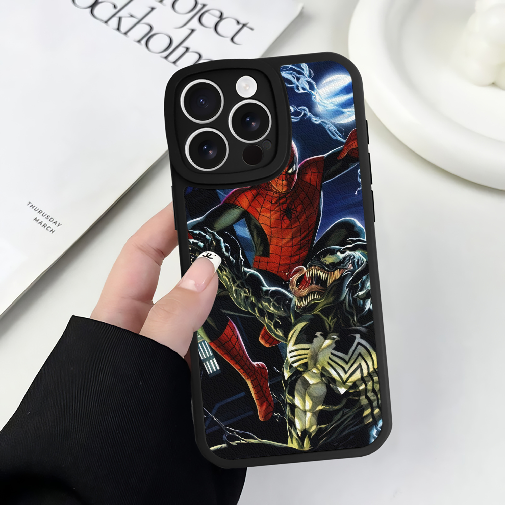 （画像用） Spider Man スパイダーマン 【iPhone 16シリーズ対応】シリコンスマホケース（レザー調） 材質：シリコン